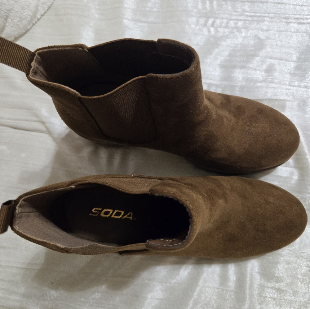 Womens Brown Faux Suede Ankle Boots by Soda Size 8. NWOB NEVER WORN - Picture 5 of 6